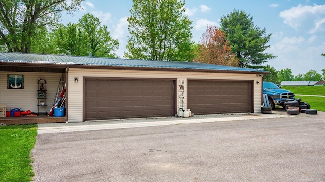 14672 Township Rd Unit 1062, Thornville, OH 43076 - garage with asphalt driveway