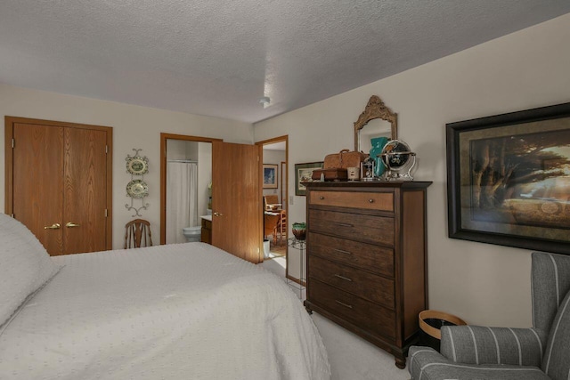1324 Hillview Cir W, Newark, OH 43055 - bedroom featuring a textured ceiling, ensuite bath, and light carpet