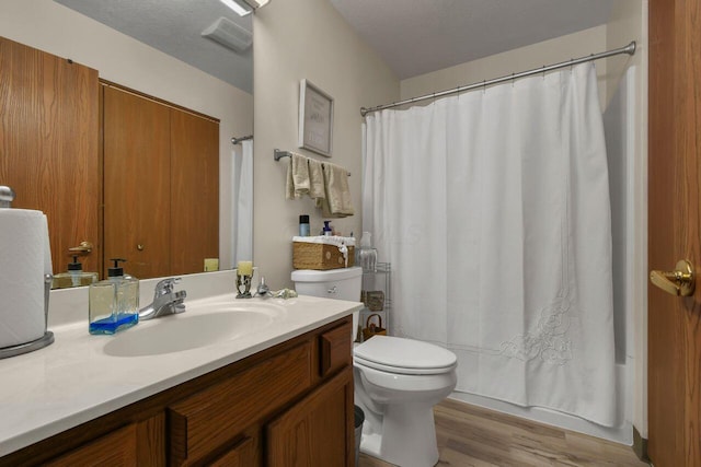 1324 Hillview Cir W, Newark, OH 43055 - full bath featuring vanity, toilet, wood finished floors, and shower / tub combo with curtain
