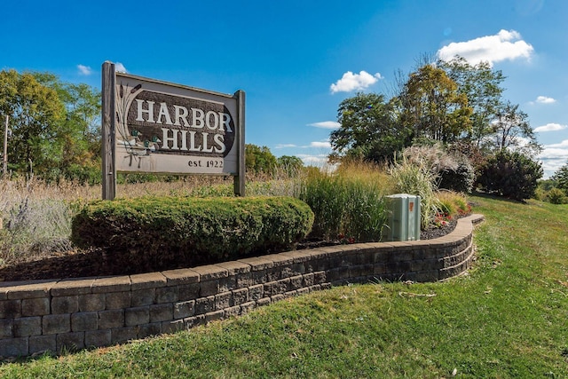 community sign with a lawn
