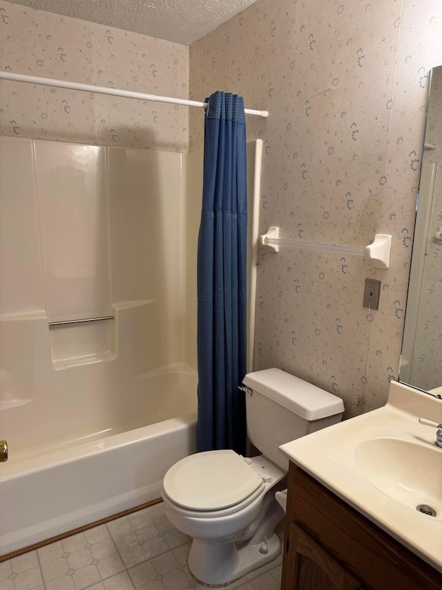 full bath with toilet, shower / bath combo with shower curtain, vanity, and wallpapered walls