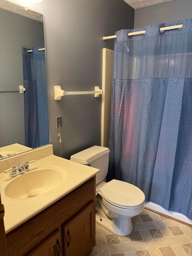 full bathroom featuring toilet, curtained shower, and vanity