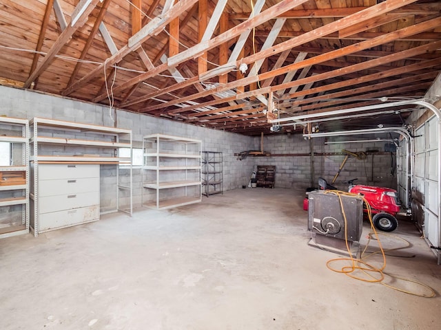 garage featuring concrete block wall