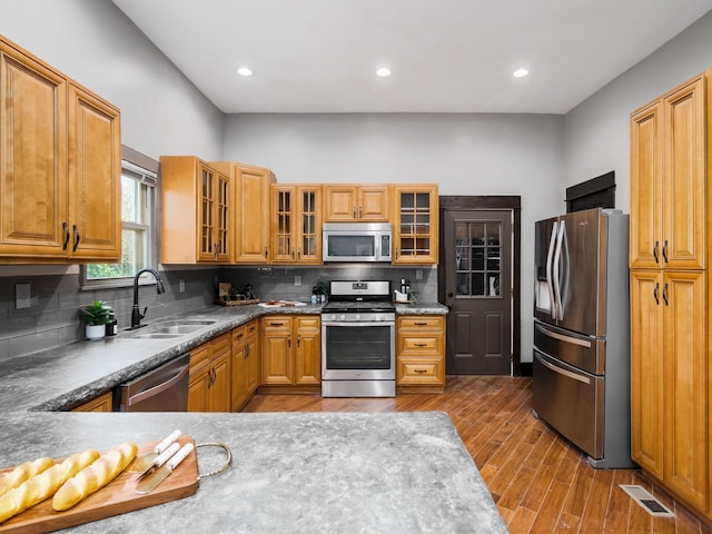 kitchen featuring visible vents, a sink, backsplash, and stainless steel appliances