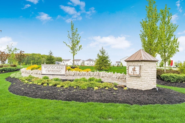 community sign with a lawn
