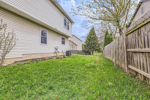 3861 Trestle Ct, Columbus, OH 43204 - view of yard featuring central air condition unit
