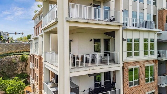 view of apartment building / complex