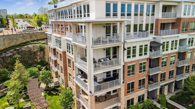 view of apartment building / complex