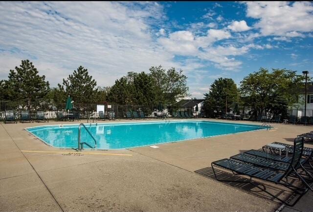 4670 Shalers Dr Unit 49A, Columbus, OH 43228 - community pool with a patio