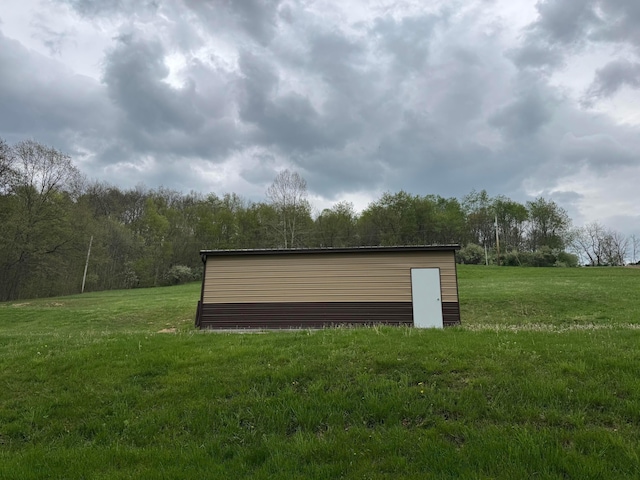 view of outdoor structure featuring a view of trees and an outdoor structure
