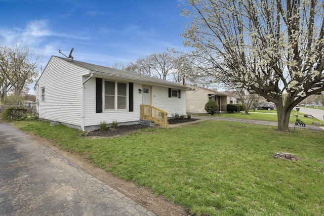 view of front of home featuring a front lawn