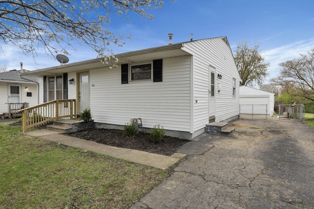 view of front of house with fence and a detached garage