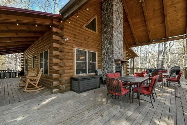 deck with outdoor dining space