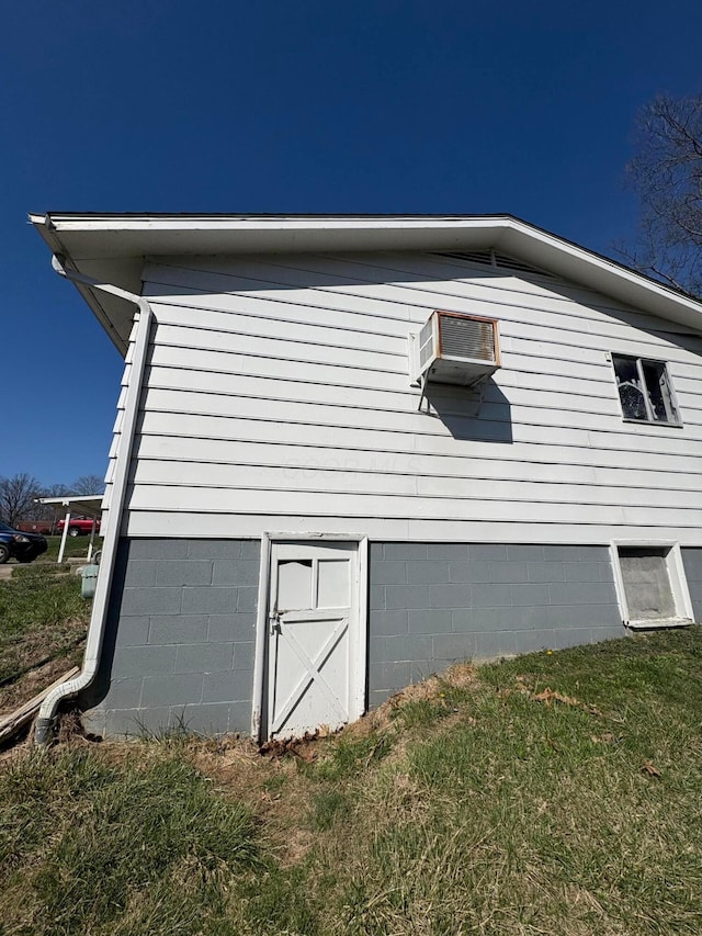 view of side of property featuring a yard