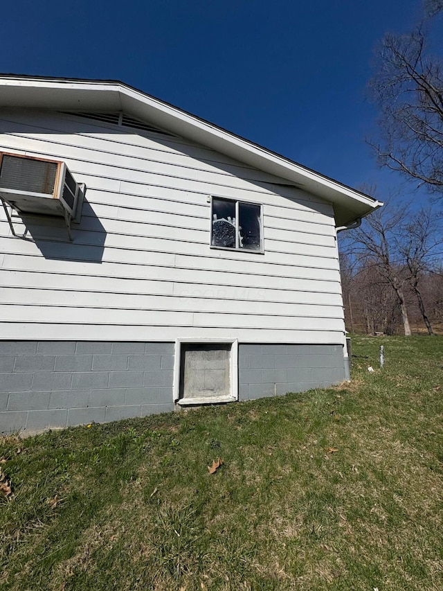 view of side of property featuring a lawn
