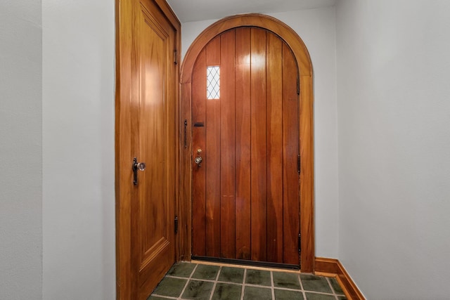 1920 Chatfield Rd, Columbus, OH 43221 - entryway featuring arched walkways and baseboards