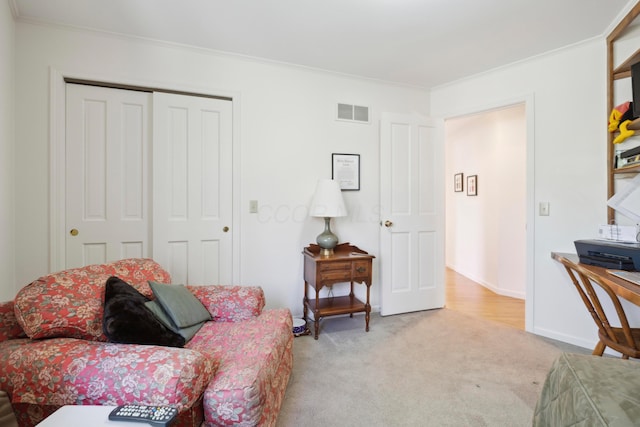 living room featuring visible vents, ornamental molding, and light carpet