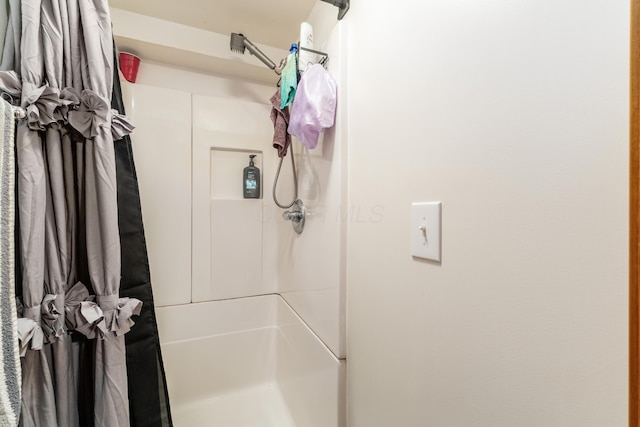 6065 Batavia Rd, Westerville, OH 43081 - full bath featuring curtained shower
