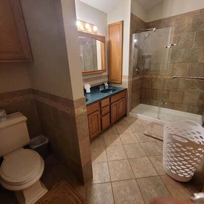 16900 Thompson Ridge Rd, Laurelville, OH 43135 - bathroom featuring toilet, tiled shower, tile patterned floors, and vanity