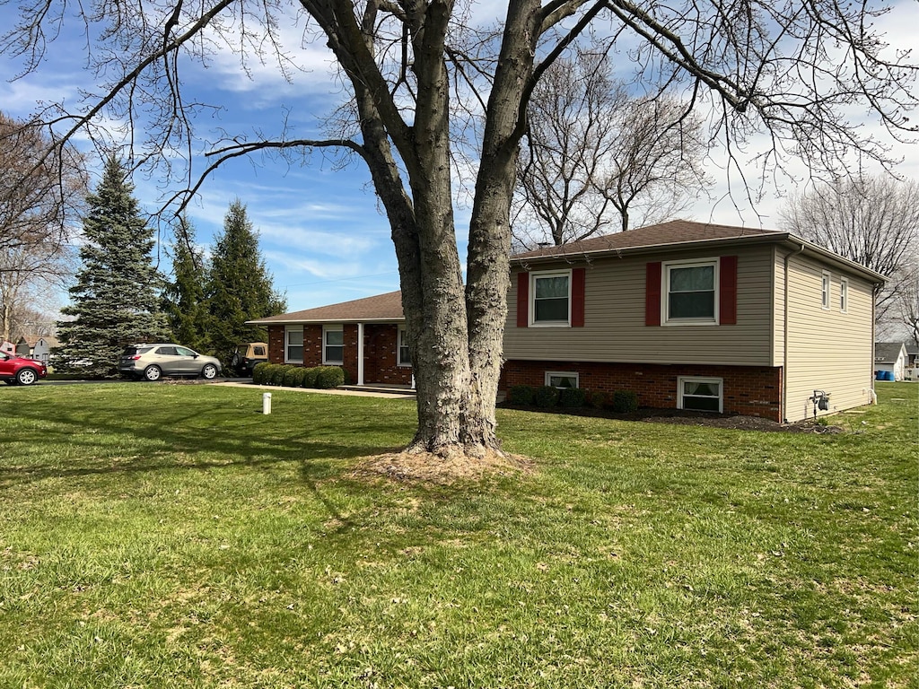 split level home with a front lawn