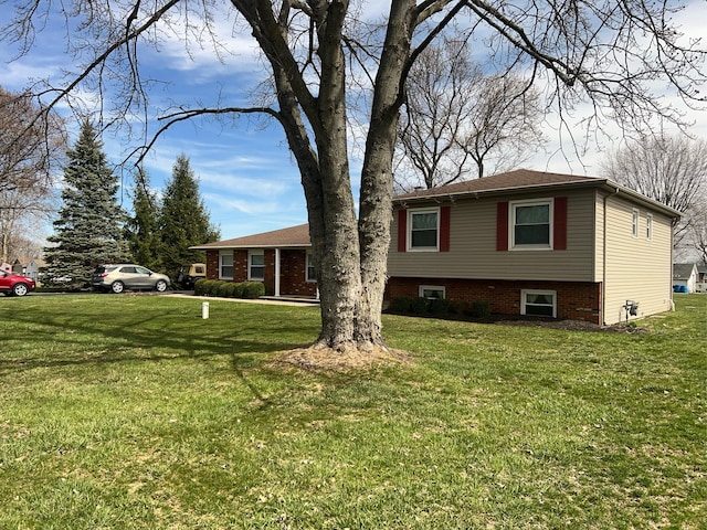 split level home with a front lawn