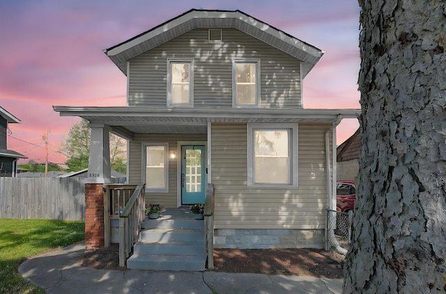 view of front facade with covered porch and fence
