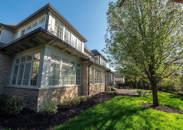 2528 Onandaga Dr, Upper Arlington, OH 43221 - view of side of property featuring stone siding and a lawn