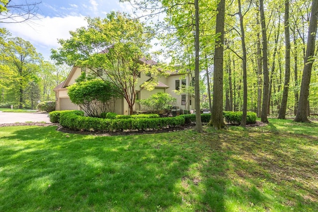 8884 Filiz Ln, Powell, OH 43065 - view of grassy yard featuring a garage and driveway