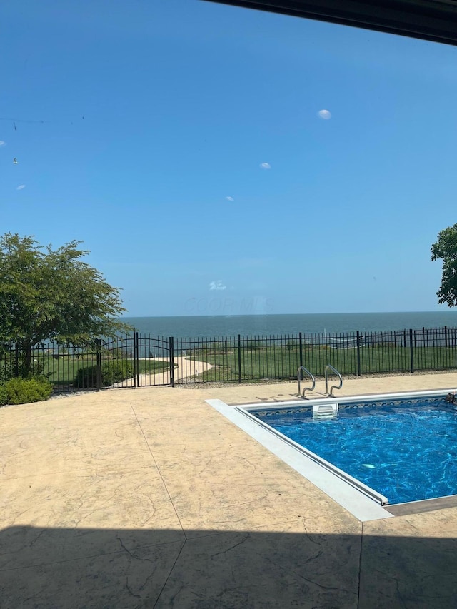 3348 W Erie Ave, Lorain, OH 44053 - view of swimming pool with a patio, a water view, fence, and a fenced in pool