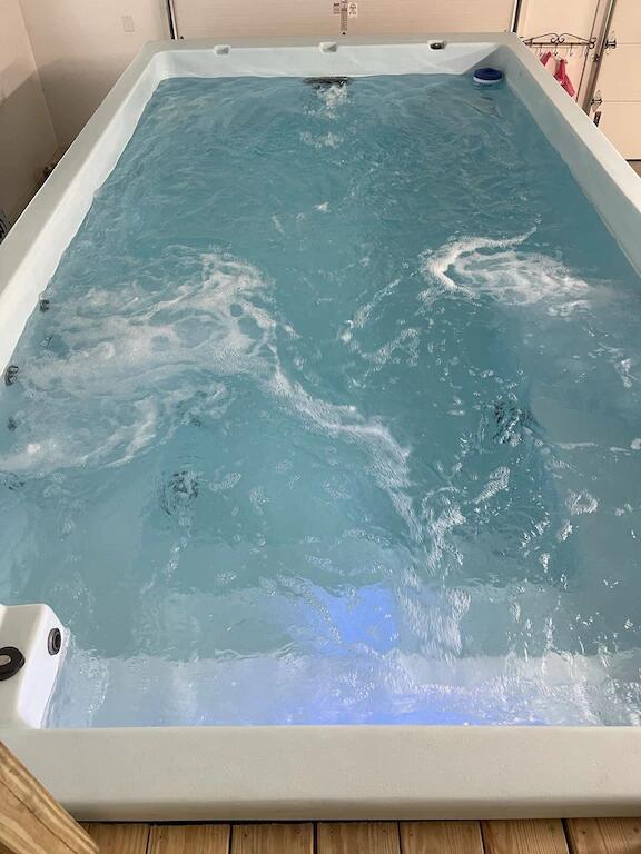 3348 W Erie Ave, Lorain, OH 44053 - view of swimming pool with an outdoor hot tub