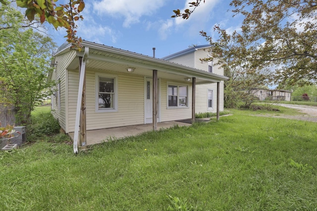 view of front facade with a front lawn