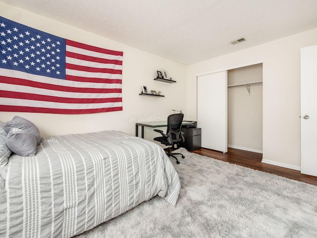 2059 Park Run Dr Unit D, Columbus, OH 43220 - bedroom featuring baseboards, a closet, visible vents, and wood finished floors