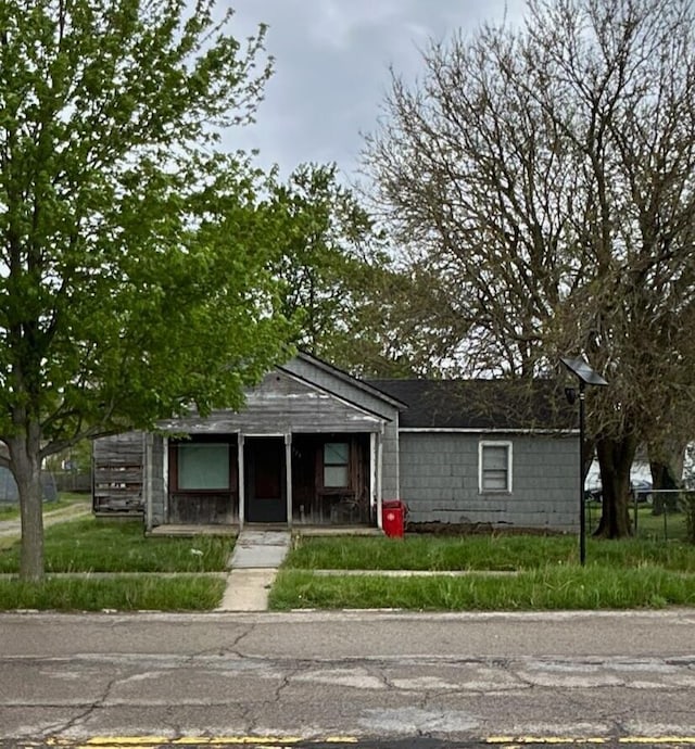 view of front facade featuring fence