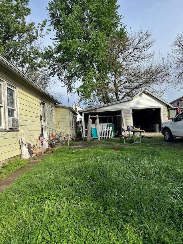 view of yard featuring an outdoor structure