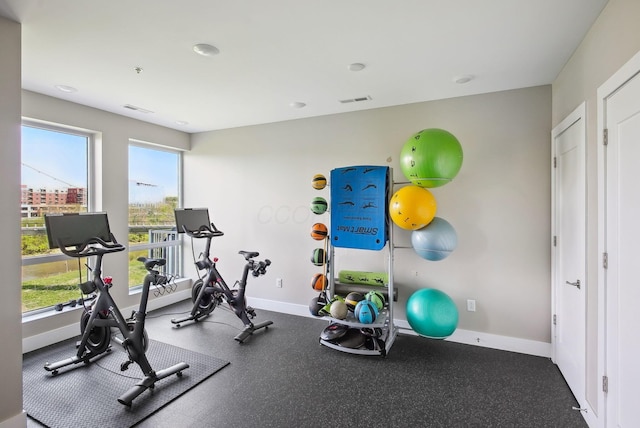 exercise room featuring baseboards