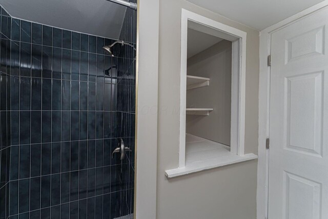 901 Campbell Ave, Columbus, OH 43223 - full bathroom with tiled shower