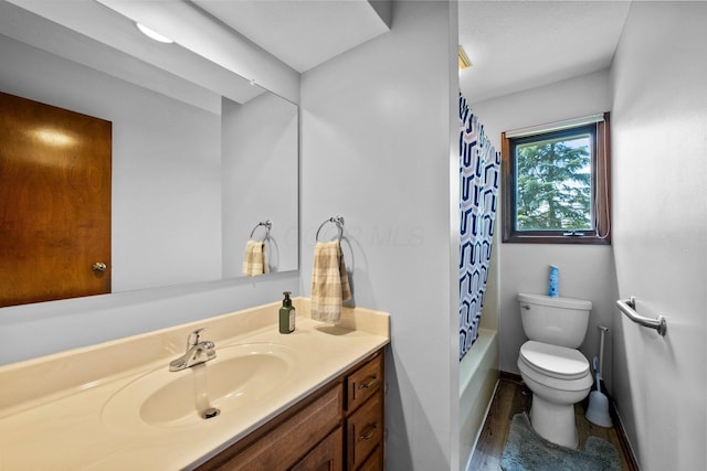 6730 Tussic Rd, Westerville, OH 43082 - bathroom featuring toilet, wood finished floors, vanity, shower / tub combo, and baseboards