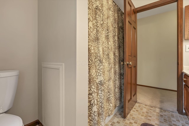 bathroom with toilet, a shower with shower curtain, and vanity
