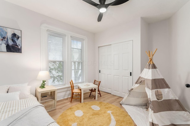 bedroom featuring light wood finished floors, a closet, and ceiling fan