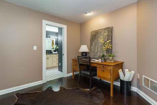 1225 Eastview Ave, Columbus, OH 43212 - office area with wood finished floors and baseboards