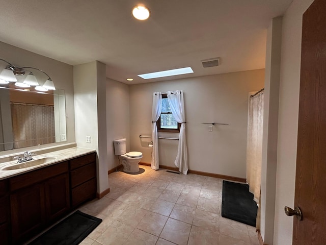 12601 Vincent Rd, Mount Vernon, OH 43050 - full bathroom featuring a skylight, toilet, baseboards, and vanity