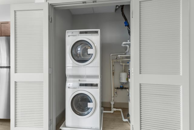 51 N High St Unit 408, Columbus, OH 43215 - laundry area with stacked washer / dryer, wood finished floors, and baseboards