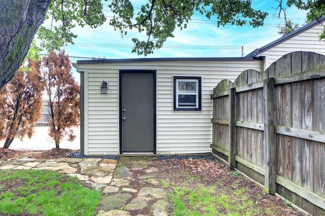 668 Enfield Rd, Columbus, OH 43209 - view of outdoor structure featuring fence and an outbuilding