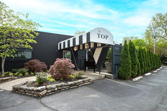 668 Enfield Rd, Columbus, OH 43209 - view of building exterior with fence