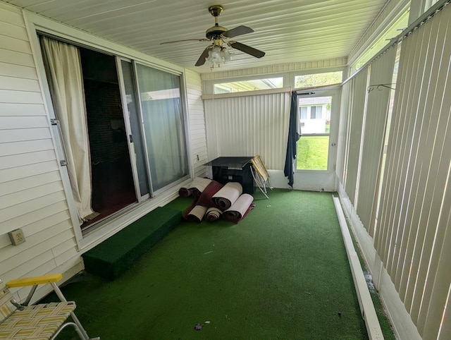 sunroom with ceiling fan