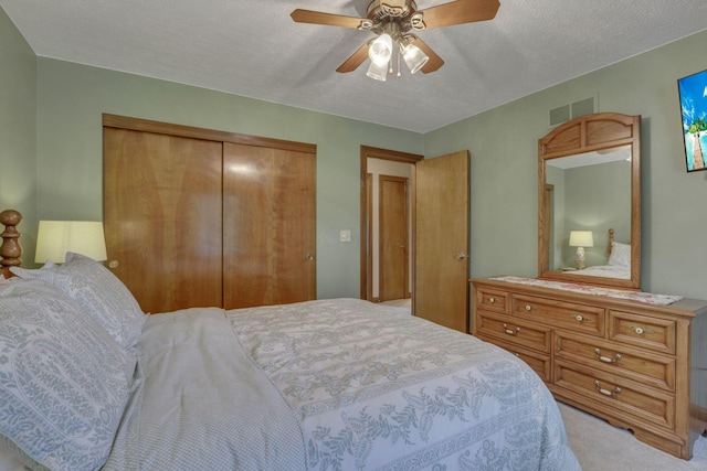 7689 Godfrey Cir, Reynoldsburg, OH 43068 - bedroom with a closet, light carpet, ceiling fan, and a textured ceiling
