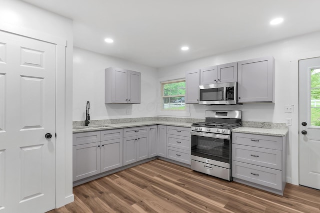 404 Stella Ave, Circleville, OH 43113 - kitchen with appliances with stainless steel finishes, a sink, gray cabinets, plenty of natural light, and recessed lighting