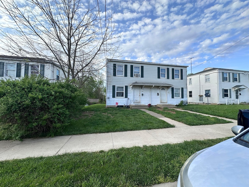 view of front of property with a front yard