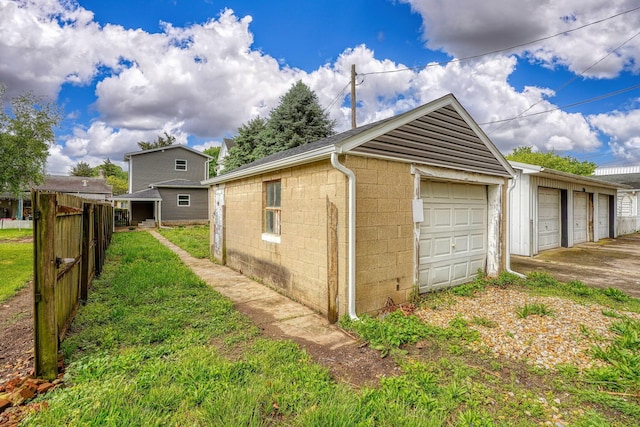 324 E Mound St, Circleville, OH 43113 - garage featuring fence