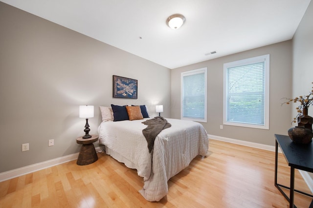 942 Perry St, Columbus, OH 43215 - bedroom featuring light wood-type flooring and baseboards